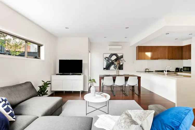 Stunning Modern Townhouse in Ivanhoe - Close to Amenities