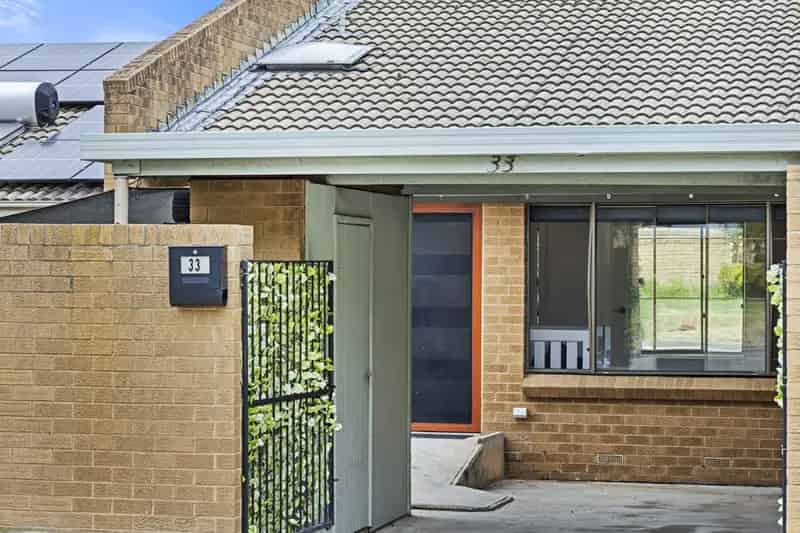 Auction Buy Townhouse in Melba with Renovated Features and Courtyard