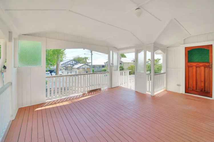 LARGE QUEENSLANDER - AIR-CONDITIONING - IN THE HEART OF KELVIN GROVE