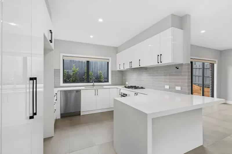 NEAR NEW BEAUTY IN CHADSTONE