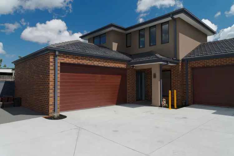 Clarinda Townhouse For Lease Modern Kitchen Double Garage Low Maintenance