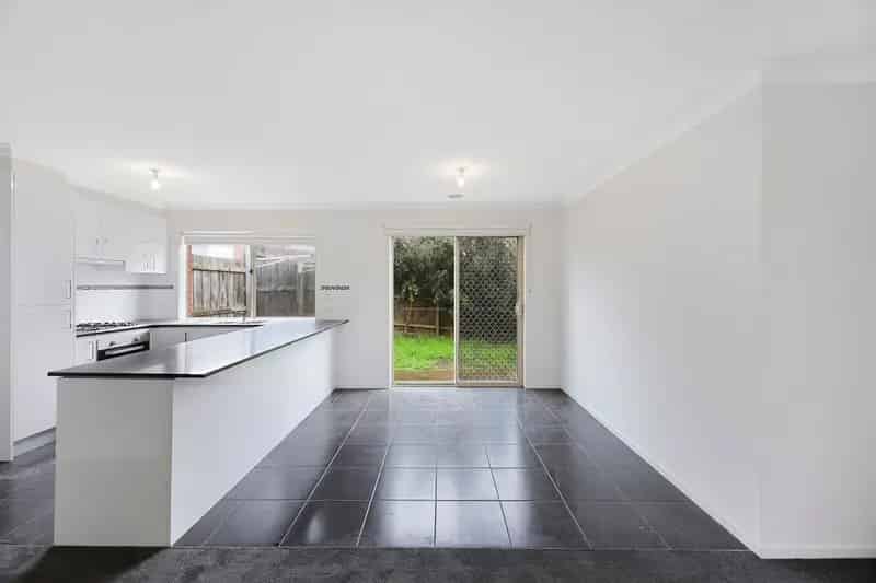 TWO BEDROOM TOWNHOUSE, WALK TO TOWN