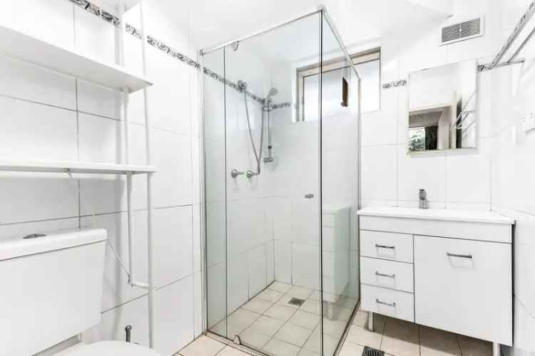 Newtown Apartment For Lease - Large Bedroom Ensuite Updated Kitchen