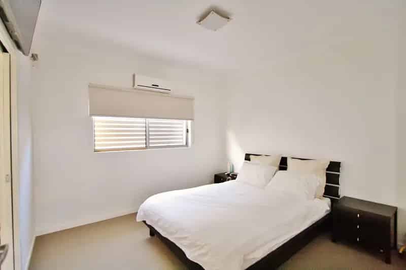 Modern Townhouse in a Great Location - Air Con