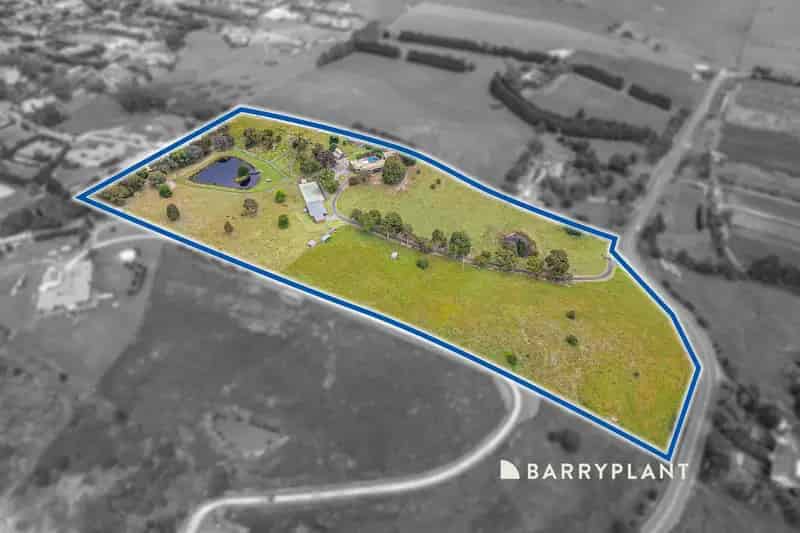 Buy property house with four bedrooms and spectacular views in tranquil surrounds