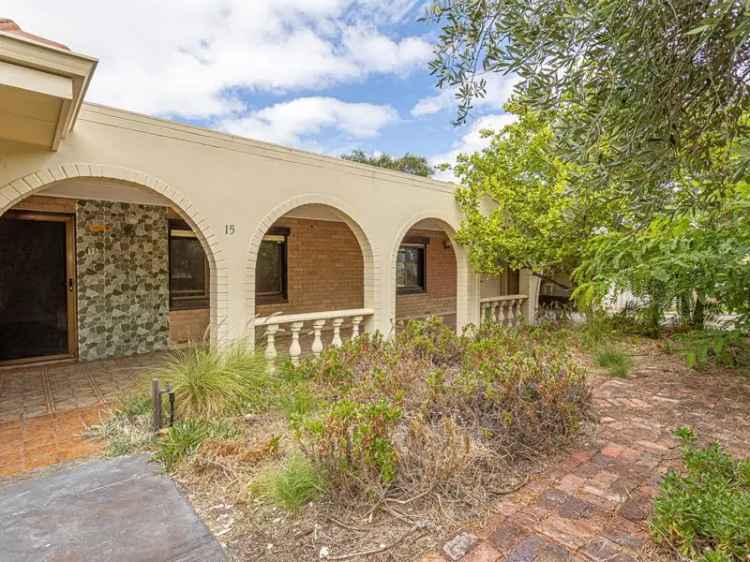 Retro 4x1 Home with Unique Wine Cellar - Fremantle