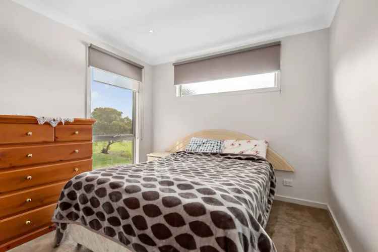 Low Maintenance Townhouse Near Dandenong - 2 Bed, No Body Corp