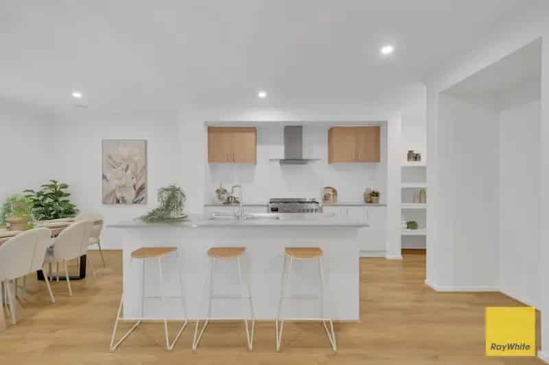 FAMILY PERFECTION, GENEROUS PROPORTIONS, OUTSTANDING LOCATION!