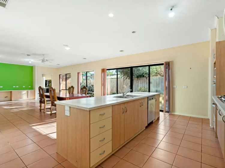 6-BEDROOM FAMILY DELIGHT, WALK TO MONASH UNI, IN RGZ 3