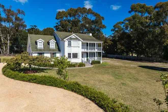 Stunning Colonial Home in St Helens