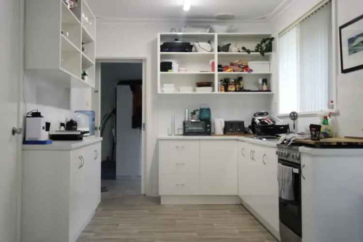 Rent beach house in Busselton with spacious backyard and great features