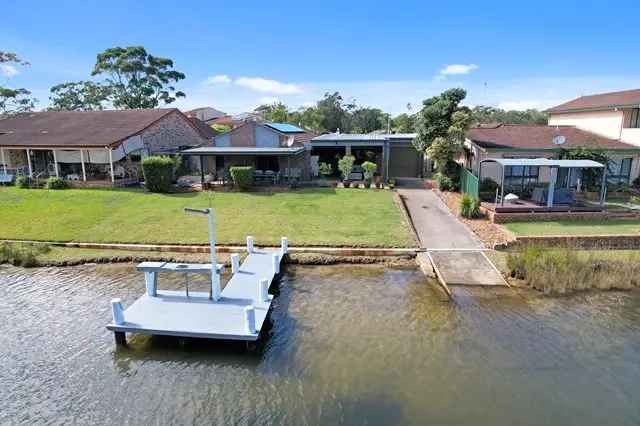 Waterfront Home in Sussex Inlet - 4 Bedrooms, Modern Kitchen, Boat Ramp