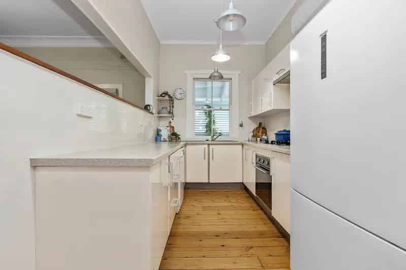 A WONDERFUL HOME FULL OF CHARACTER & CHARM !