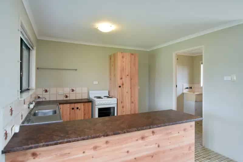 :: NEAT DUPLEX IN VERY POPULAR SUBURB, WALK TO SHOPS & SCHOOLS