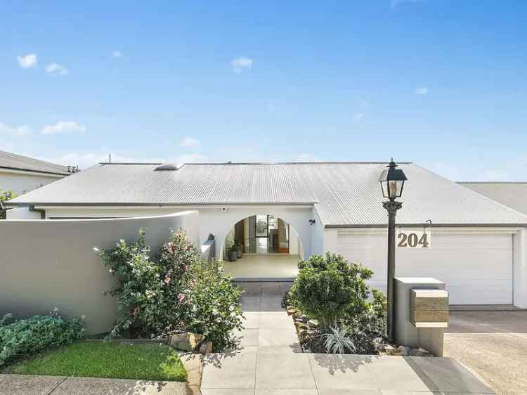 Lease House with Pool and Garden in Merewether