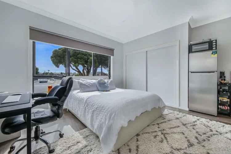 Rent modern studio rooms in Dandenong with own entrance and amenities