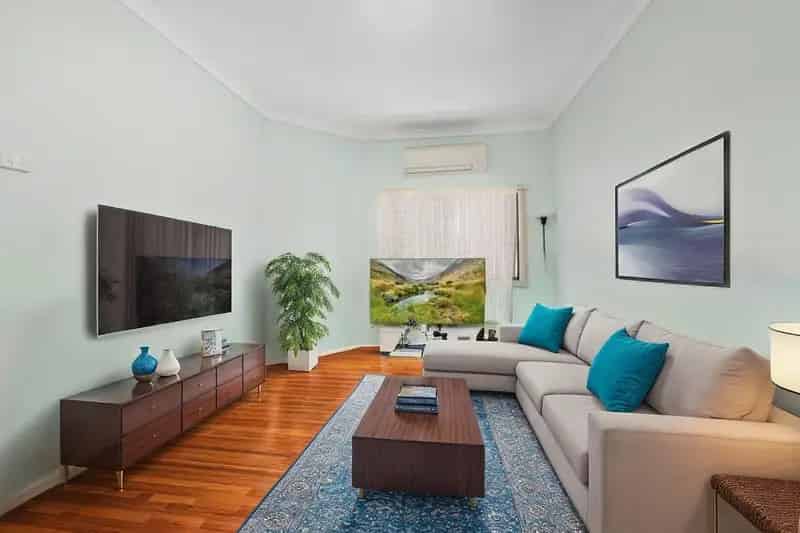 SHOP + RESIDENCE = DOUBLE INCOME IN A PRIME LOCATION!!