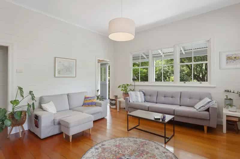Buy Cottage in South Leura with Timeless Charm and Modern Comfort