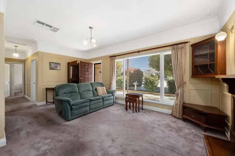 AUCTION - CHARMING 1960s GEM ON A GENEROUS 884SQM BLOCK