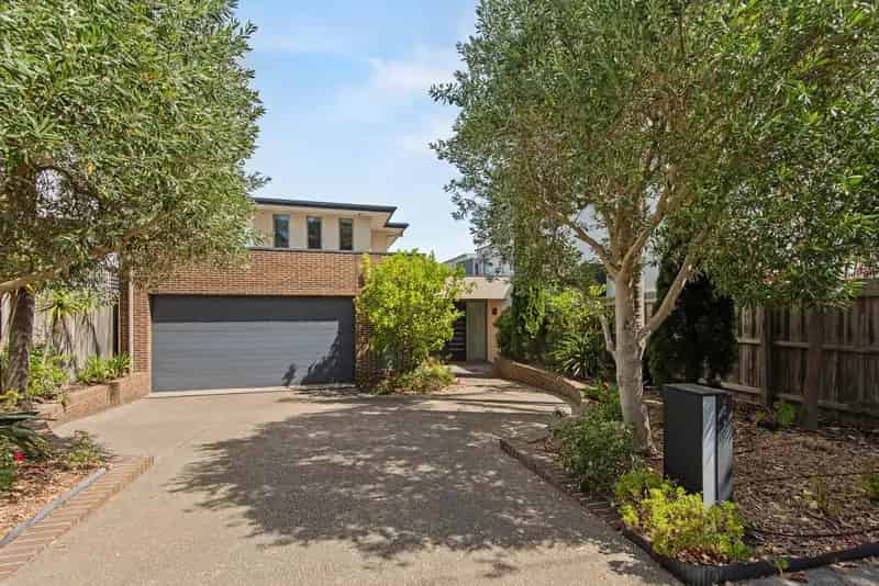 Rent furnished house in Melbourne with 5 bedrooms and modern features