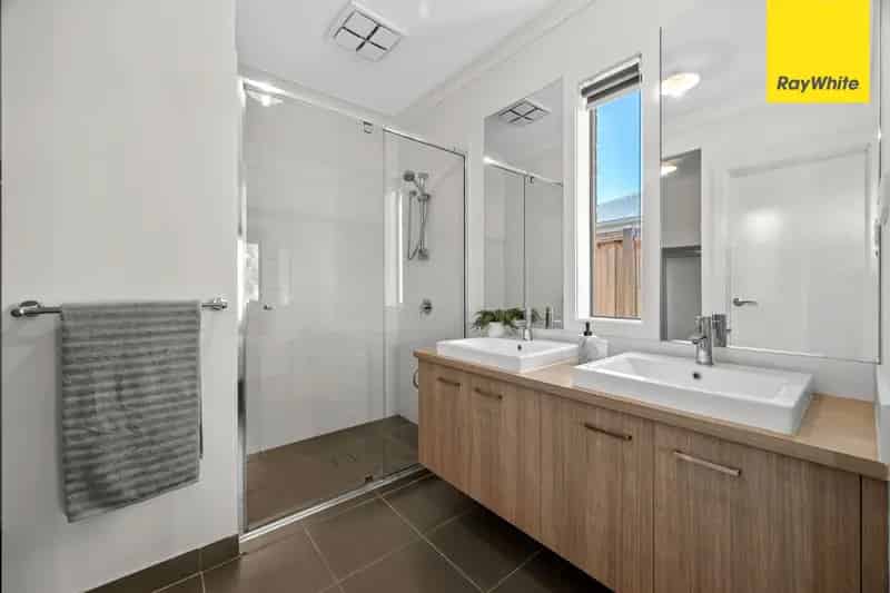Family Living at Its Finest in Prime Thornhill Park Locale