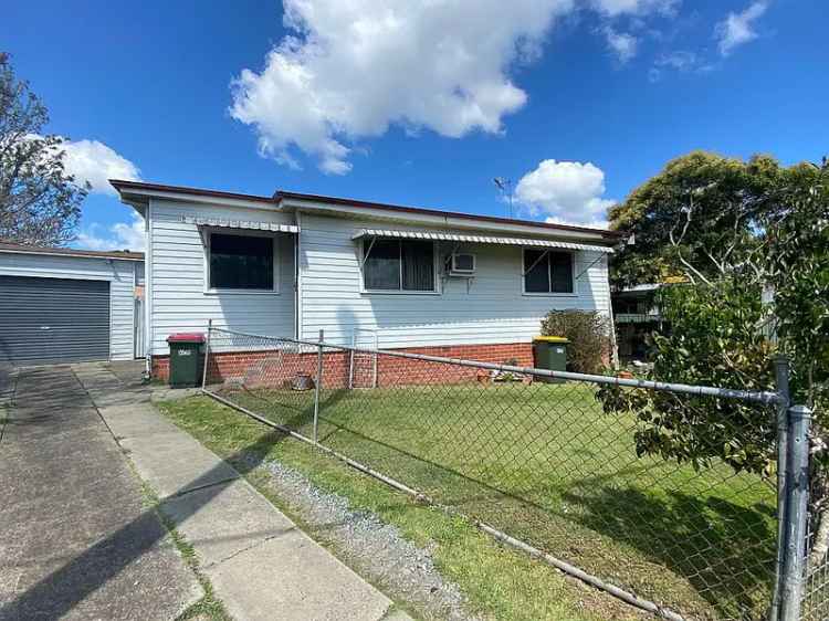 Taree CBD Unit - 2 Bed, 1 Carport, Fenced Yard