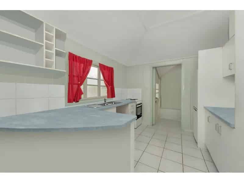 Classic Queenslander Style Duplex Unit - Great Location