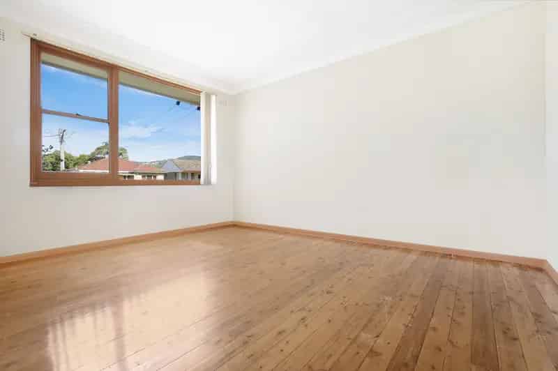 Lease House West Wollongong Comfortable Living Near Figtree Grove
