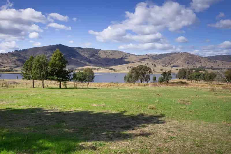 $890000. Hume Weir Frontage - Views Forever.