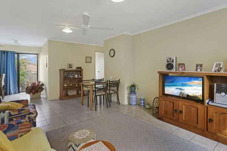 Lease Duplex in Highland Park QLD Featuring 2 Bedrooms and Garage