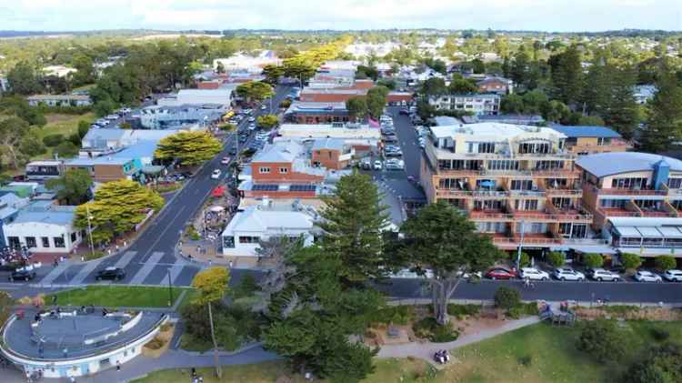 TWO STOREY BAR & LOUNGE NEXT TO BEACHFRONT IN PHILLIP ISLAND BUSINESS FOR SALE