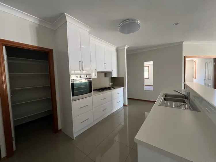 Immaculate 4 Bedroom House Moonta Bay