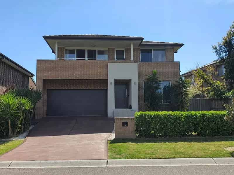 Lease Family Home with 5 Bedrooms and Amenities Macquarie Links