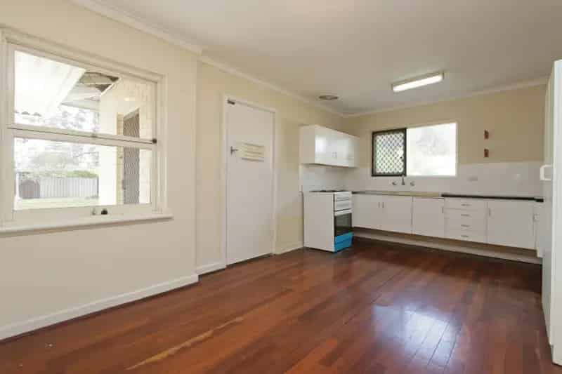 Rent House in Cannington with High Ceilings and Spacious Backyard