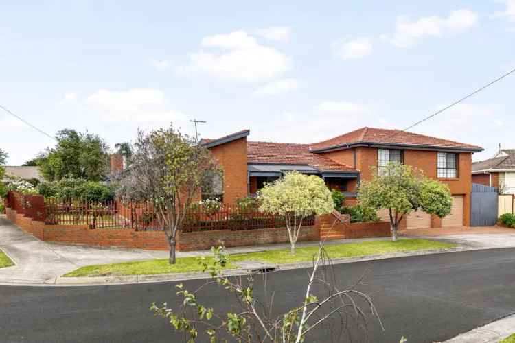 Buy House in Greenvale with Spacious Interior and Family-Friendly Features