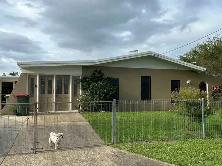 Rent 3 Bed Home with Heated Outdoor Spa in Cairns South