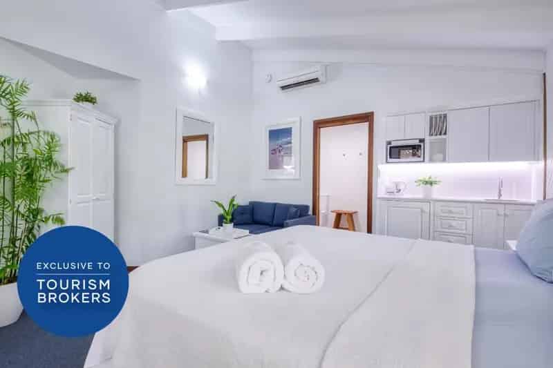 Award Winning Five-Star Boutique Motel - 2872MF