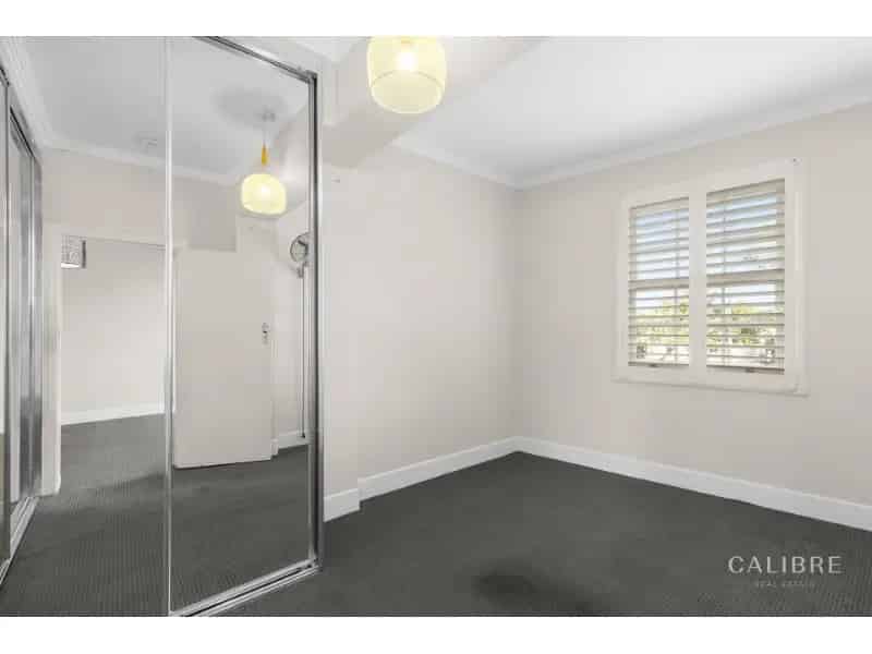 Spacious Apartment In The Heart Of Red Hill