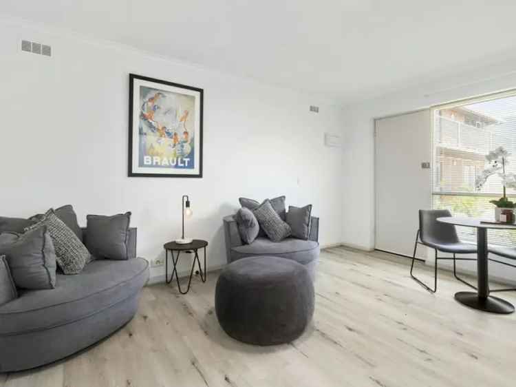 Stylish Elwood Apartment Near Beach and Transport