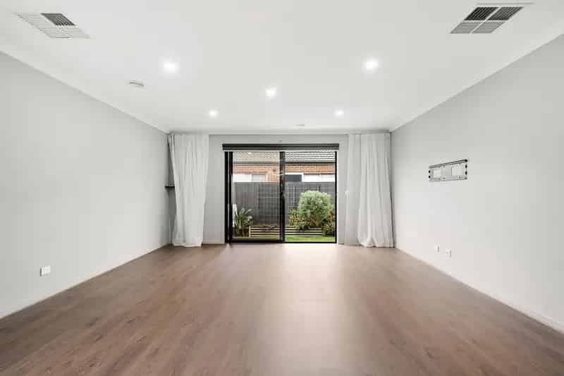 Real Estate For Lease - 5 Ginger Crescent - Mickleham , VIC