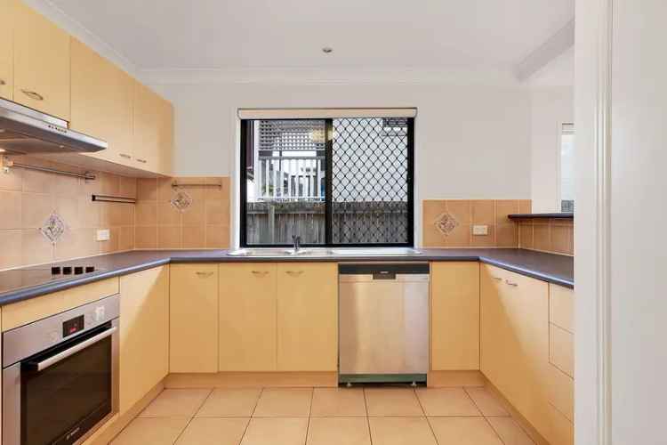 Two Bedroom Townhouse in Quiet Complex Near Yeronga State School