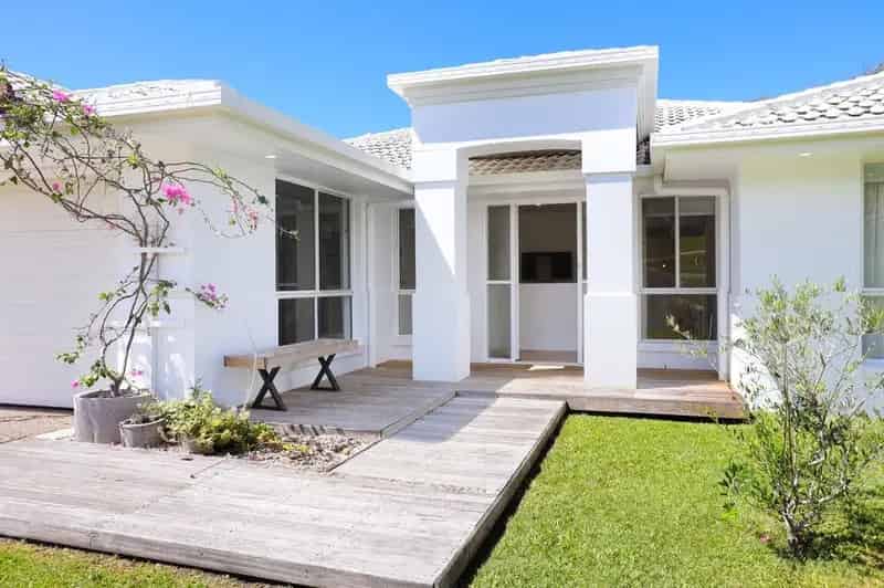 CENTRAL LOCATION BACKING ONTO PEACEFUL RESERVE