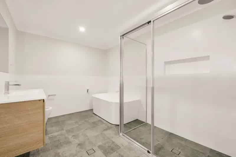 Lease Large Family Home in Tuggerawong with Modern Features
