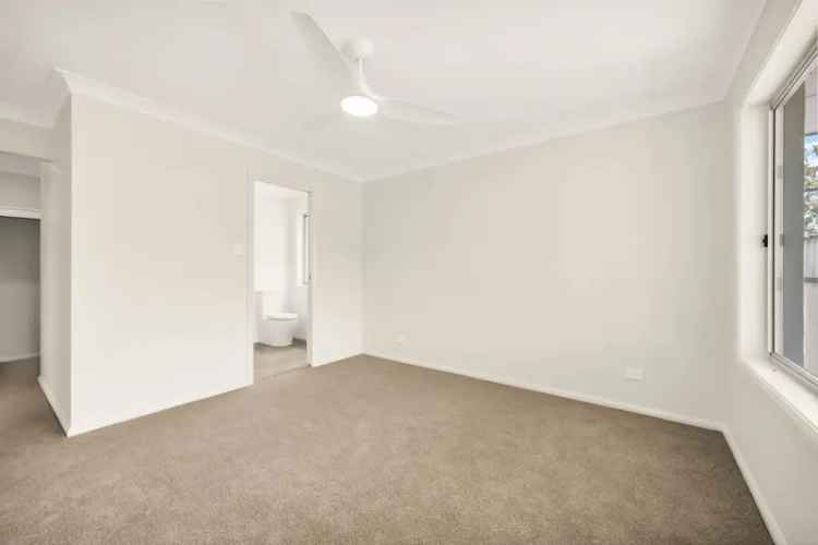 3 Bed 2 Bath House with Ducted AC and Garage - Tuggerawong NSW