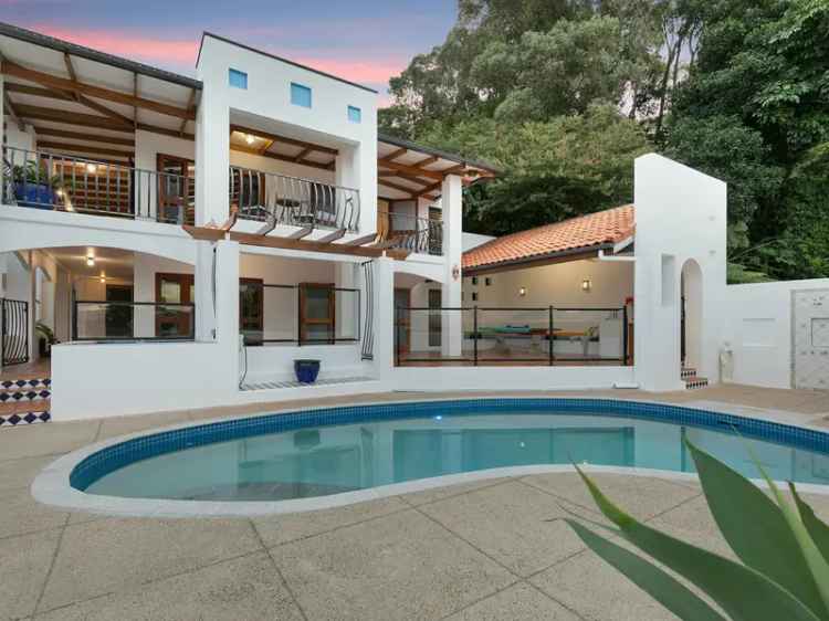 Luxurious buy house in Cairns with stunning views and elegant features