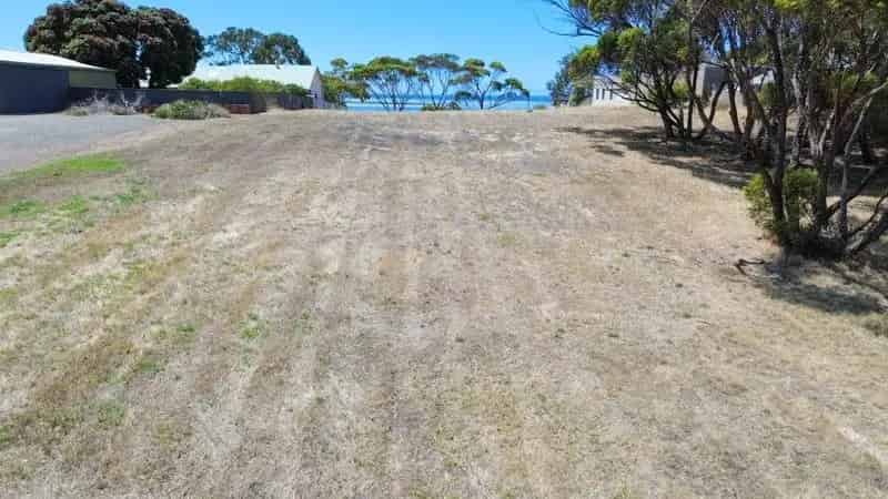 Buy land with dual-bay views in Kingscote