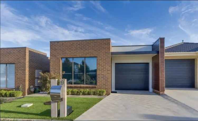 3 Bed 2 Bath Home in Gungahlin - Modern Kitchen & Private Courtyard