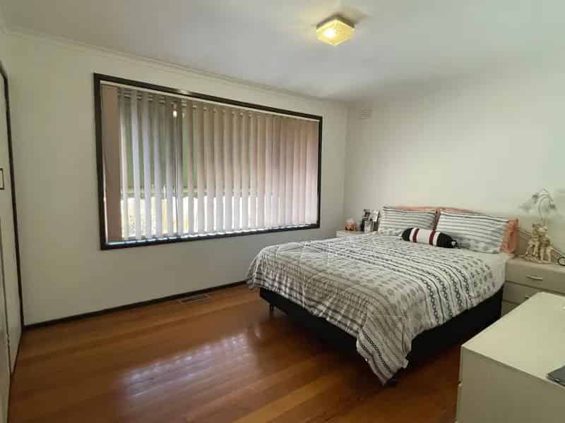 Well maintained dual living family classic!
