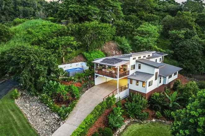 Whitsunday Paradise: Luxurious 5-Bedroom Estate with Ocean Views