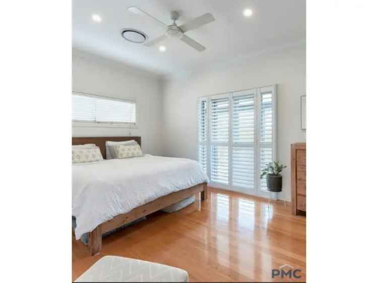 Stylish And Charming  Annerley Home - A Must-See!